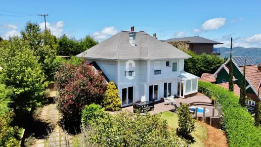 Casa de Condomínio com 4 Quartos para alugar, 230m² no , Campos do Jordão