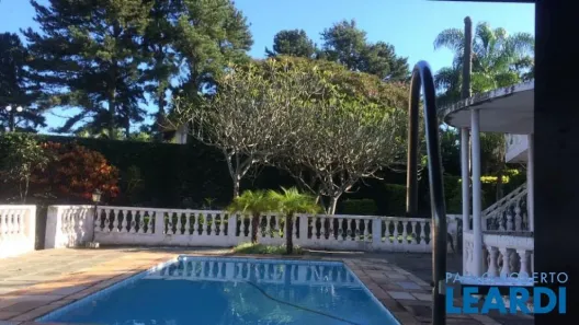 Fazenda / Sítio / Chácara com 2 Quartos à venda, 420m² no Chácara da Colina, Atibaia