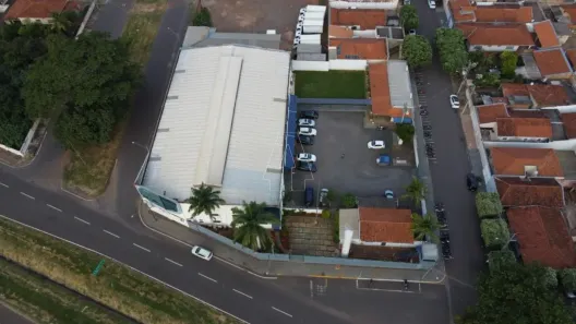 Galpão / Depósito / Armazém com 2 Quartos para alugar, 1890m² no Palmeiras, Araçatuba