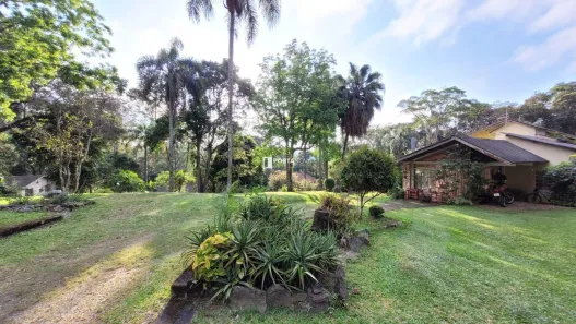 Fazenda / Sítio / Chácara com 6 Quartos à venda, 432m² no Chácaras Bartira, Embu das Artes