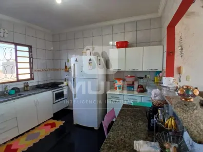 Loja / Salão / Ponto Comercial com 2 Quartos à venda, 192m² no São Jorge, Uberlândia