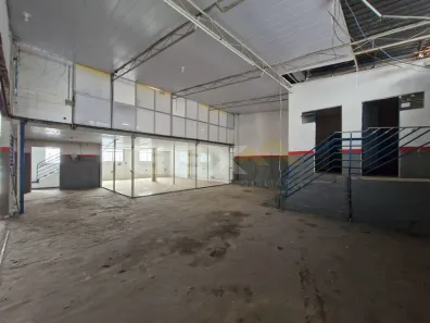 Galpão / Depósito / Armazém com 3 Quartos à venda, 380m² no Catalão, Divinópolis