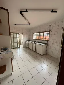 Casa com 3 Quartos para alugar, 300m² no Vila Harmonia, Araraquara