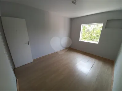 com 2 Quartos para alugar, 200m² no Jardim da Glória, Taboão da Serra