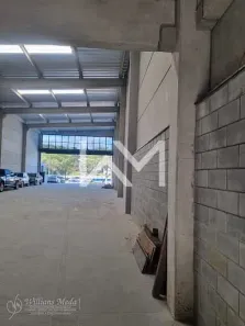 Galpão / Depósito / Armazém para alugar, 700m² no Centro, Arujá