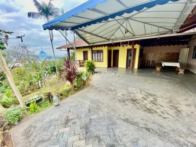 Casa com 3 Quartos para alugar, 219m² no Água Verde, Blumenau