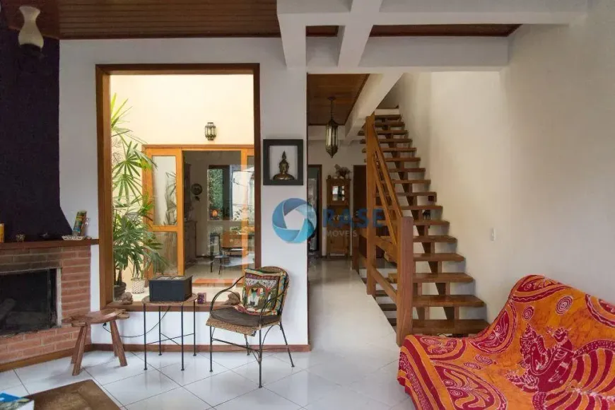 Foto do imóvel - Casa à venda com 4 quartos, 2 suítes, 240 m², 5 banheiros e 2 vagas na garagem em