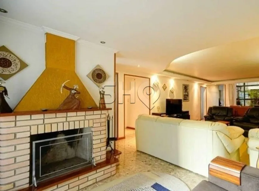 Foto do imóvel - Casa à venda com 3 quartos, 1 suíte, 276 m², 3 banheiros e 8 vagas na garagem em