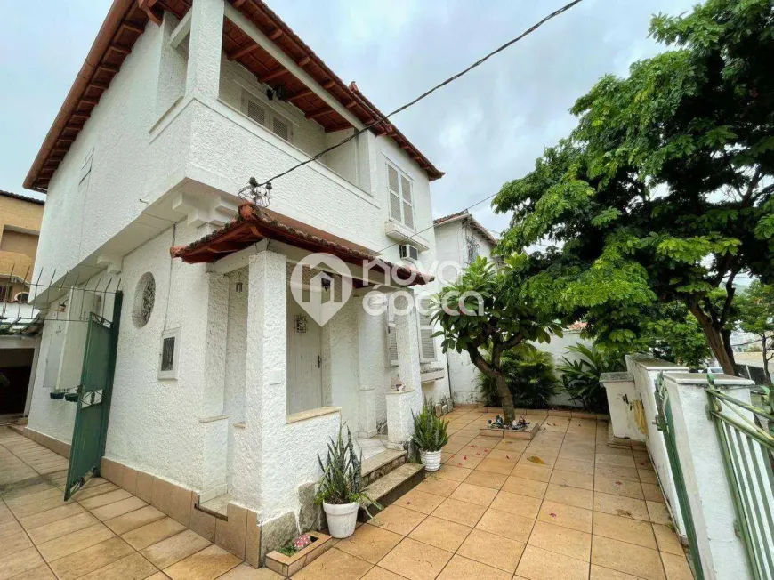Foto do imóvel - Casa à venda com 3 quartos, 3 banheiros, 4 vagas e churrasqueira no condomínio próximo à.