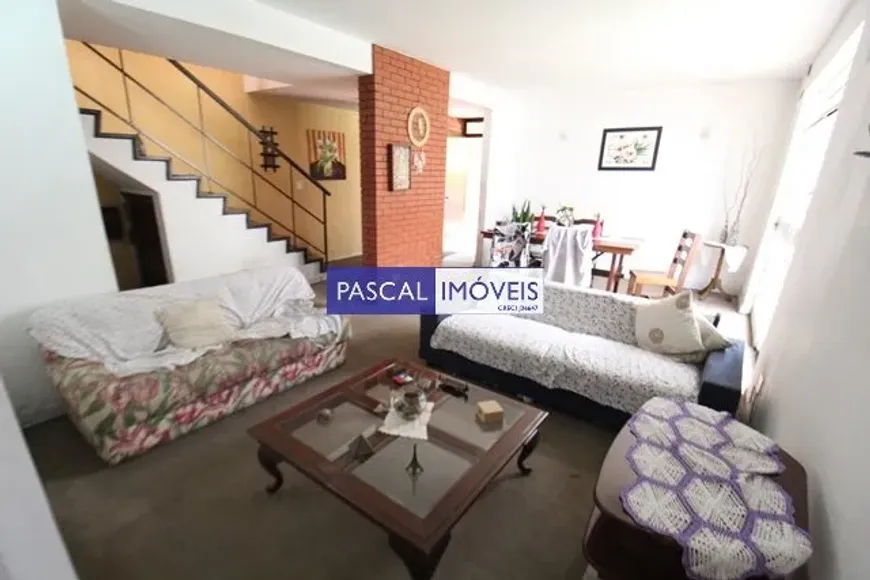 Foto do imóvel - Casa à venda com 6 quartos, 2 suítes, 380 m², 5 banheiros e 3 vagas na garagem em