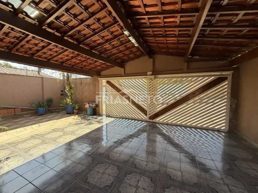 Foto do imóvel - Casa à venda com 3 quartos, 2 banheiros, 194 m² e 5 vagas na garagem em
