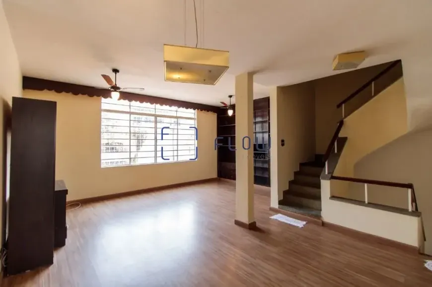 Foto do imóvel - Casa com 4 quartos, 2 suítes, 6 banheiros, 2 vagas na garagem e quintal disponível para venda.