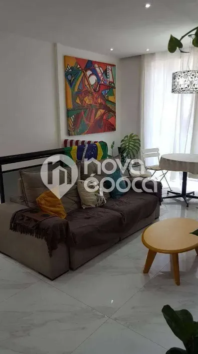 Foto do imóvel - Casa de Vila à venda com 5 quartos, 1 suíte, 3 banheiros e 1 vaga na garagem próxima à Estação.