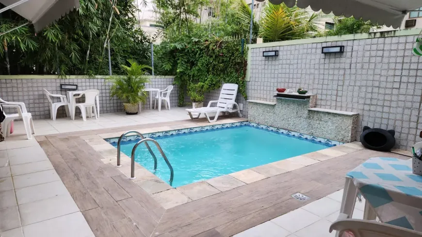 Foto do imóvel - Sobrado em condomínio com piscina, 4 quartos, 2 suítes, 2 vagas na garagem e backyard em