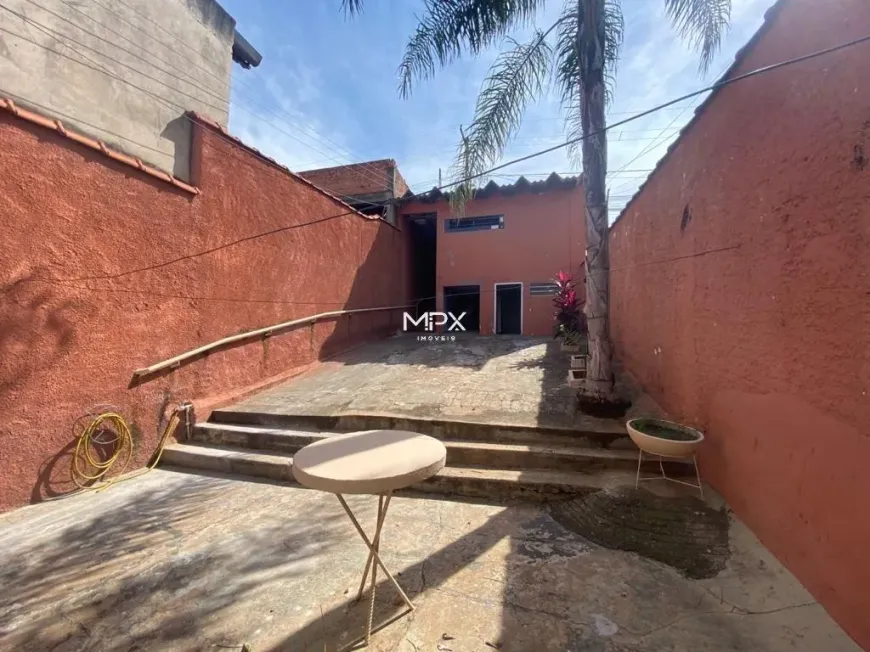 Foto do imóvel - Casa à venda com 2 quartos, 1 banheiro e 2 vagas na garagem em