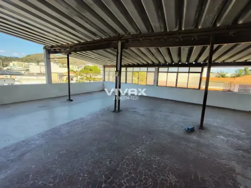 Foto do imóvel - Casa à venda com 4 quartos, 2 banheiros, 6 vagas na garagem e churrasqueira no condomínio.