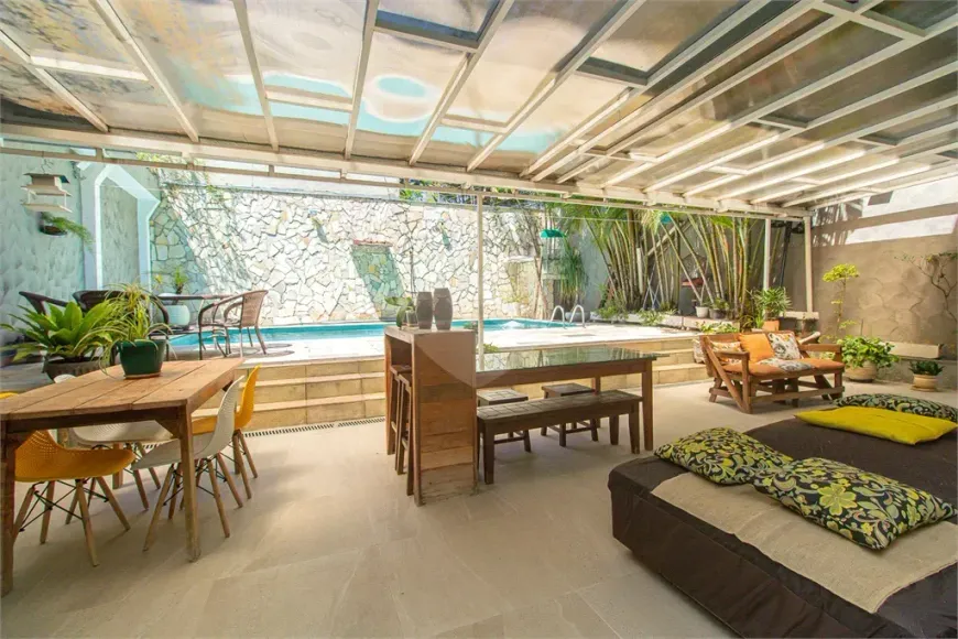Foto do imóvel - Casa à venda com 3 quartos, 3 suítes, 399 m², 5 banheiros e 6 vagas na garagem em