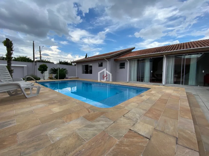 Foto do imóvel - Casa à venda com 2 quartos, 2 suítes, 5 banheiros, 8 vagas na garagem e piscina no condomínio.