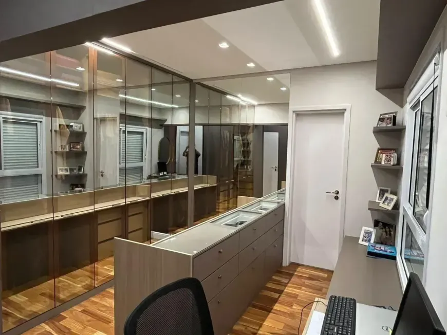 Foto do imóvel - Apartamento à venda com 3 quartos, 3 suítes, 242 m², 5 banheiros e 3 a 4 vagas na garagem em