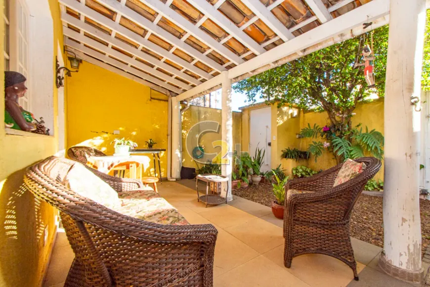 Foto do imóvel - Casa à venda com 3 quartos, 1 suíte, 3 banheiros e 3 vagas na garagem próxima ao Metrô Vila.