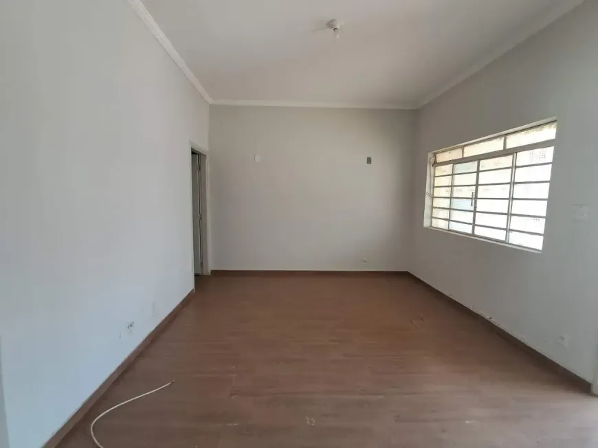 Foto do imóvel - Casa à venda com 2 quartos, 1 banheiro e 1 vaga na garagem em
