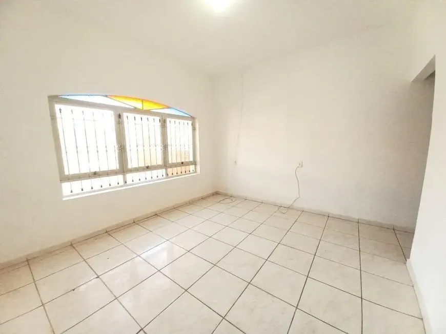 Foto do imóvel - Casa à venda com 2 quartos, 2 banheiros, 280 m² e quintal em