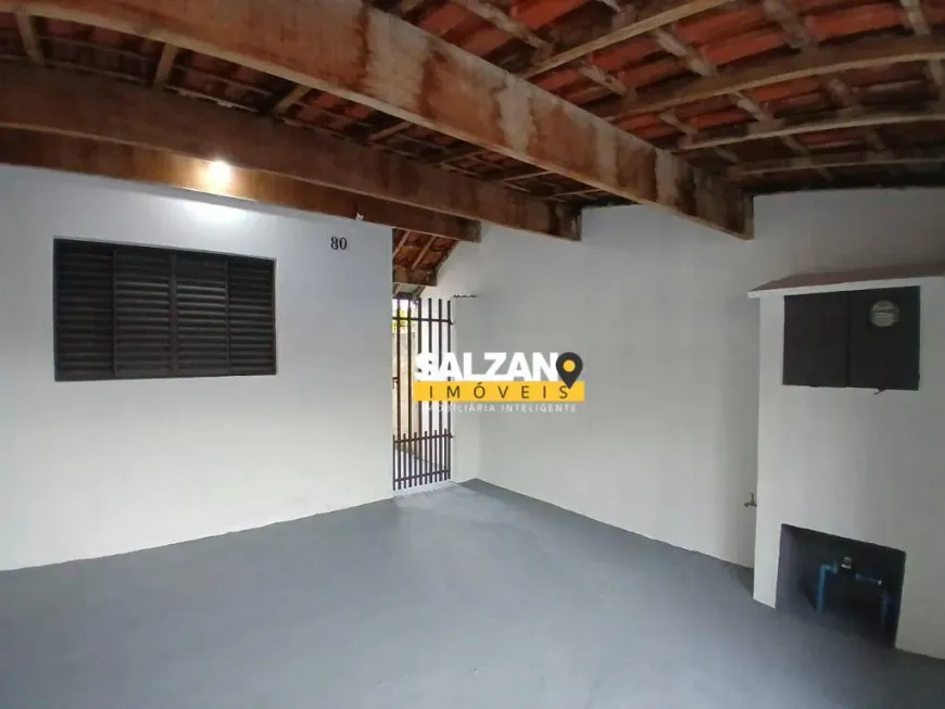 Foto do imóvel - Casa à venda com 2 quartos, 2 banheiros, 2 vagas e quintal de 102 a 105 m² em