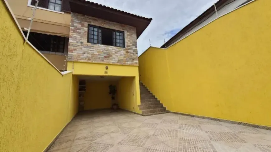 Foto do imóvel - Sobrado à venda com 3 quartos, 1 suíte, 3 banheiros e 3 vagas na garagem em