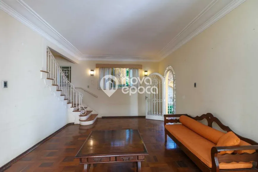 Foto do imóvel - Casa à venda com 4 quartos, 1 suíte, 4 banheiros, 3 vagas na garagem, quintal e varanda em