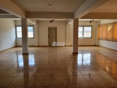 Casa com 1 Quarto para alugar, 330m² no Centro, Uberaba