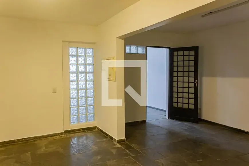 Foto do imóvel - Casa à venda com 1 quarto, 1 suíte, 1 banheiro e 5 vagas na garagem próxima à Estação.