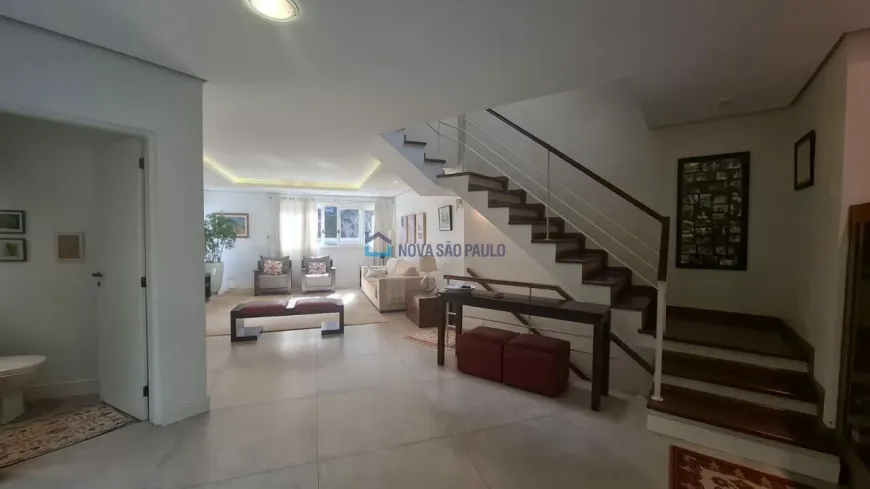 Foto do imóvel - Sobrado à venda com 3 quartos, 3 suítes, 270 m², 5 banheiros e 4 vagas perto do Metrô Vila.
