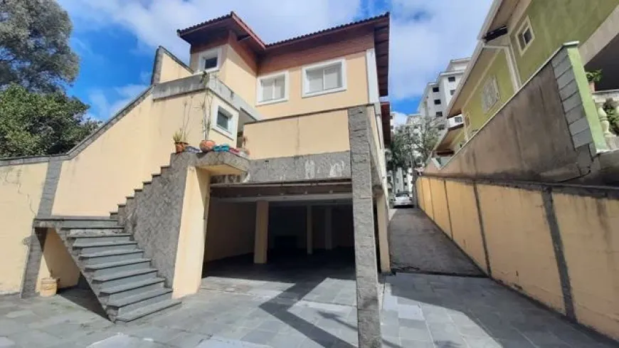 Foto do imóvel - Sobrado à venda com 3 quartos, 1 suíte, 3 banheiros e 10 vagas na garagem em