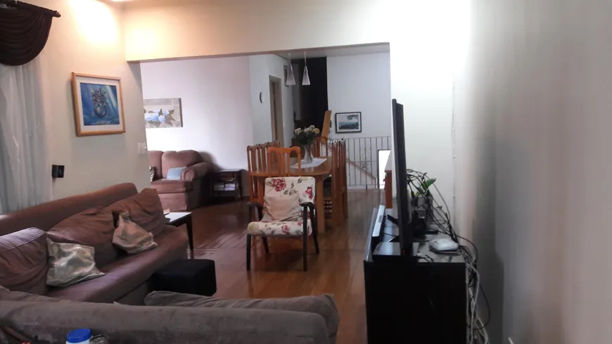 Foto do imóvel - Sobrado à venda com 7 quartos, 3 suítes, 340 m², 6 banheiros e 4 vagas na garagem em