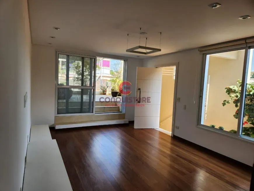 Foto do imóvel - Casa à venda com 3 quartos, 1 suíte, 189 m², 2 a 3 banheiros e 2 vagas próxima ao Metrô.