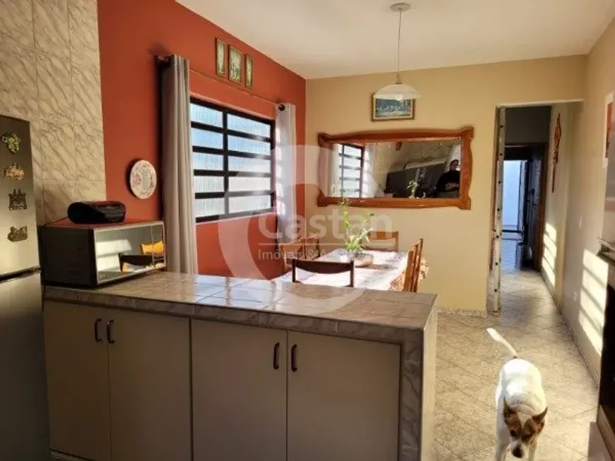Foto do imóvel - Sobrado à venda com 3 quartos, 1 suíte, 3 banheiros, 2 vagas na garagem, quintal e aceita.