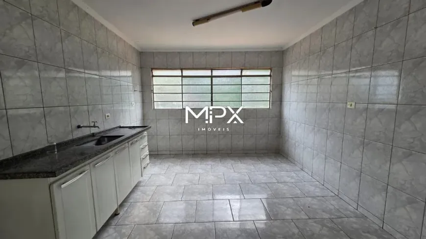 Foto do imóvel - Casa à venda com 3 quartos, 1 banheiro, 3 vagas na garagem, quintal e aceita animais em