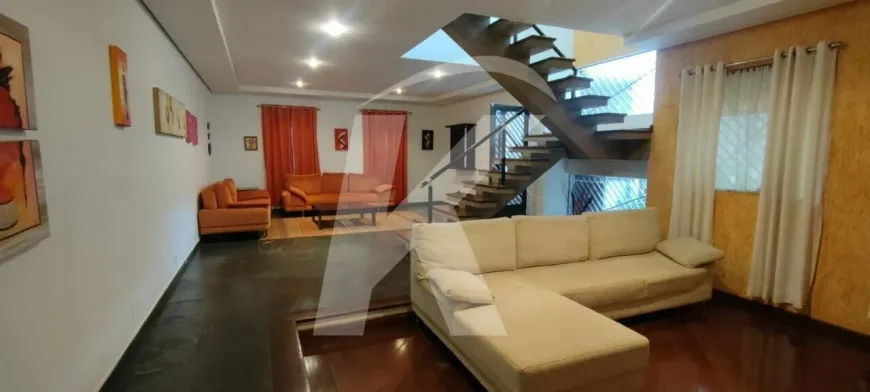 Foto do imóvel - Sobrado para alugar com 4 quartos, 1 suíte, 3 banheiros e 3 vagas na garagem em