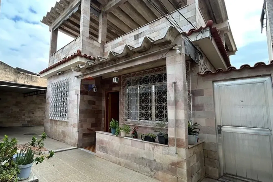 Foto do imóvel - Casa à venda com 3 quartos, 1 suíte, 175 m², 3 banheiros e 1 vaga, próximo à Estação Oswaldo.