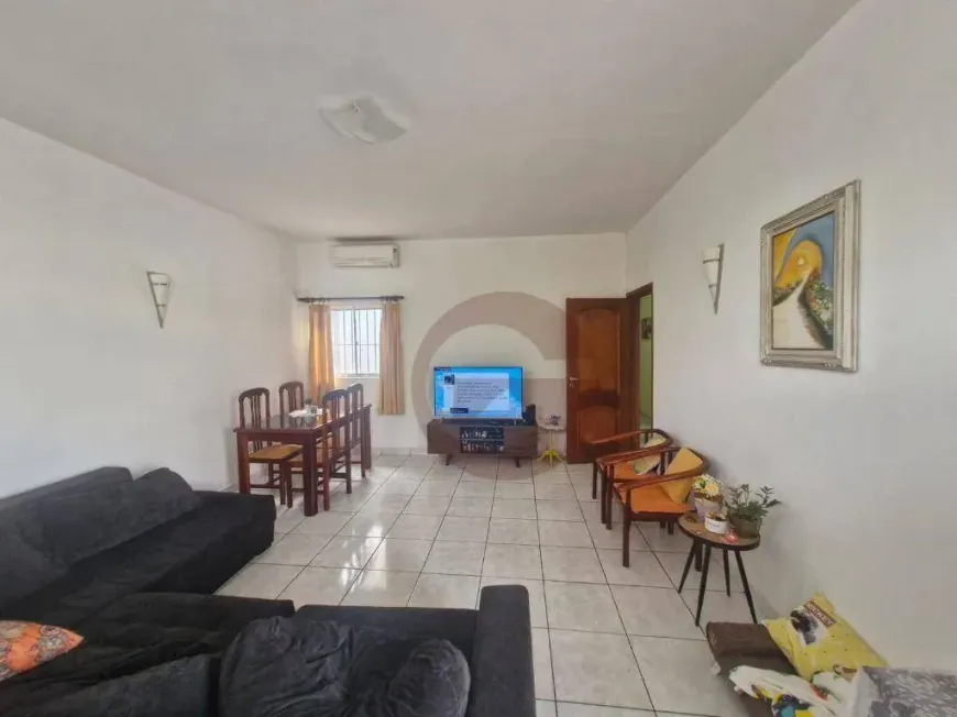 Foto do imóvel - Casa à venda com 3 quartos, 1 suíte, 200 m², 2 banheiros e 2 vagas na garagem em