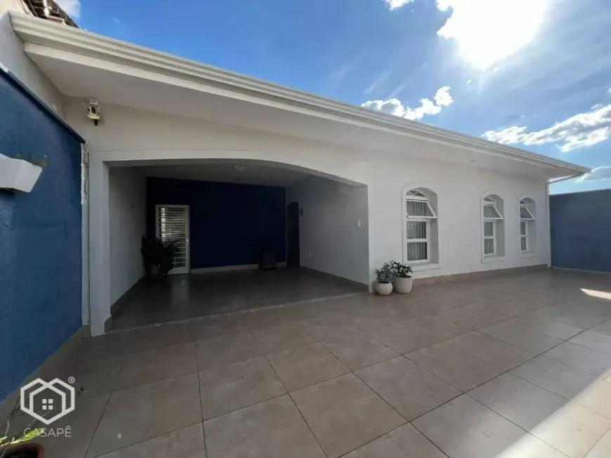 Foto do imóvel - Casa à venda com 3 quartos, 1 suíte, 180 m², 2 banheiros e 4 vagas na garagem em
