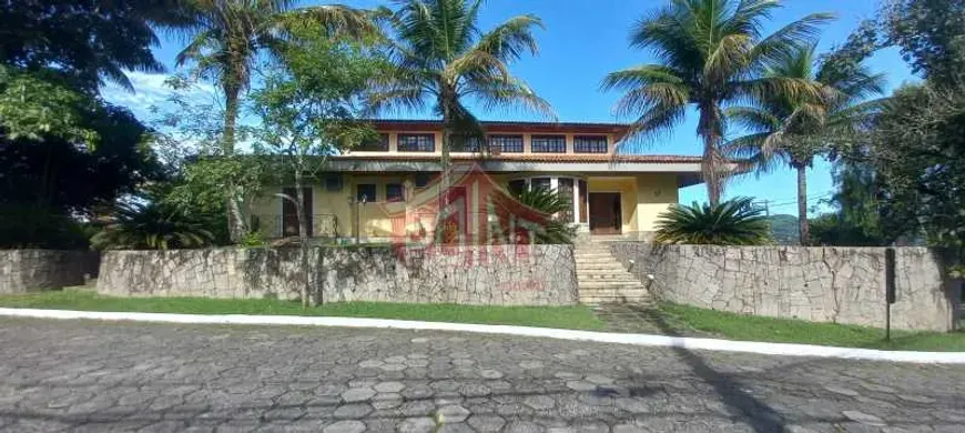 Foto do imóvel - Residência com belo projeto paisagístico, construída em um