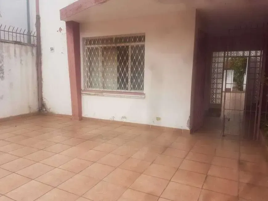 Foto do imóvel - Casa à venda com 3 quartos, 2 banheiros, 165 m², 3 vagas na garagem e quintal próximo ao Metrô.