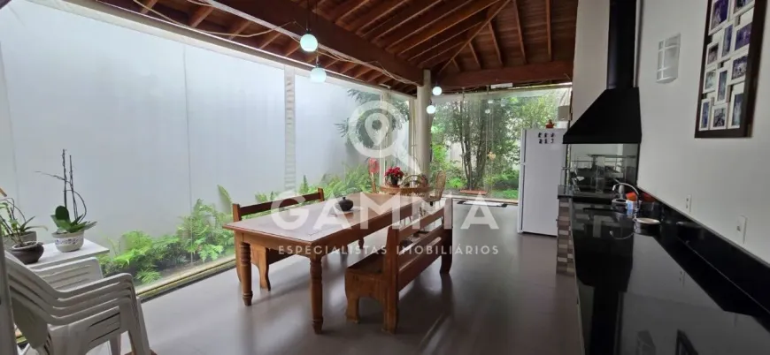 Foto do imóvel - Casa à venda com 3 quartos, 3 suítes, 5 banheiros, 4 vagas na garagem e quintal mobiliado em