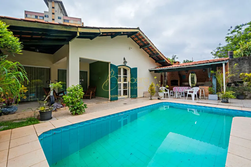 Foto do imóvel - Casa à venda com 4 quartos, 3 suítes, de 280 a 300 m², 6 banheiros e 4 vagas, próximo à Estação.