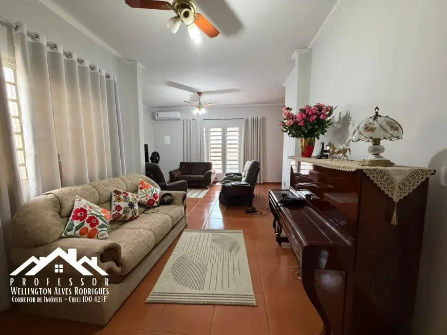 Foto do imóvel - Casa à venda com 4 quartos, 1 suíte, 211 m², 2 banheiros e 2 vagas na garagem em