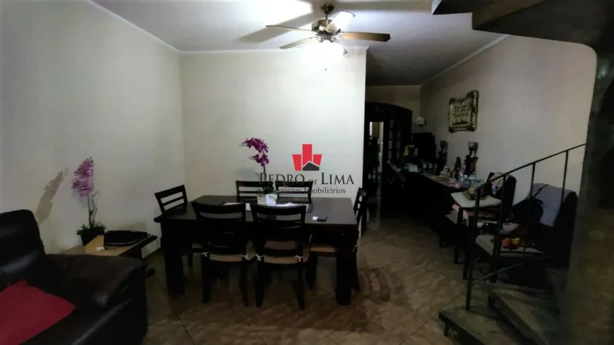 Foto do imóvel - Casa à venda com 4 quartos, 3 banheiros, 3 vagas na garagem, aceita animais e próxima da.