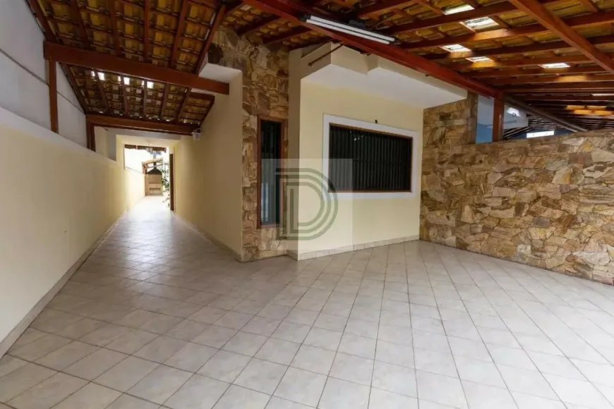 Foto do imóvel - Sobrado à venda com 4 quartos, 2 suítes, 210 m², 5 banheiros e 3 vagas na garagem em