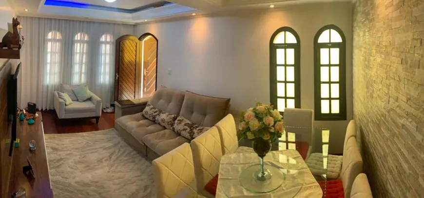 Foto do imóvel - Casa à venda com 3 quartos, 1 suíte, 240 m², 5 banheiros e 5 vagas na garagem em