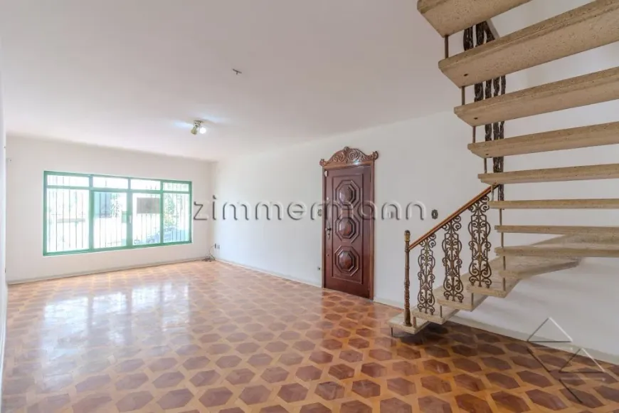 Foto do imóvel - Sobrado à venda com 3 quartos, 1 suíte, 160 m², 3 banheiros e 5 vagas próximo ao Metrô Praça Da.
